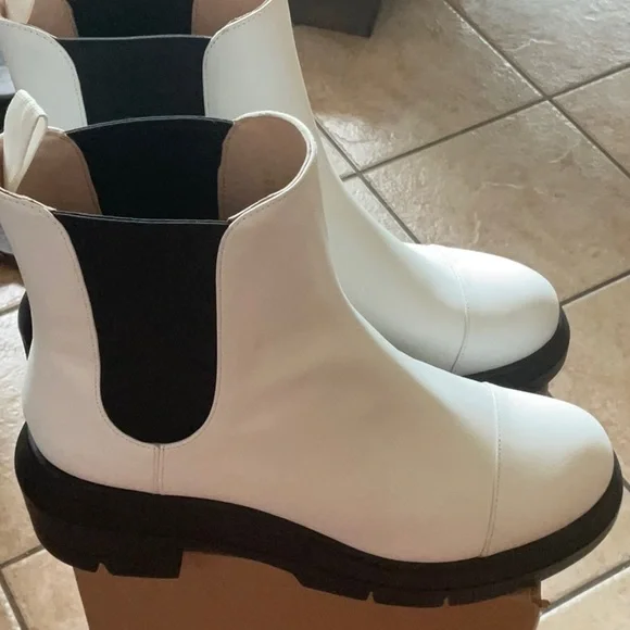 Stuart Weitzman Norah Leather Lug-Sole White Chealsea Boots in Size 10C, NWOB